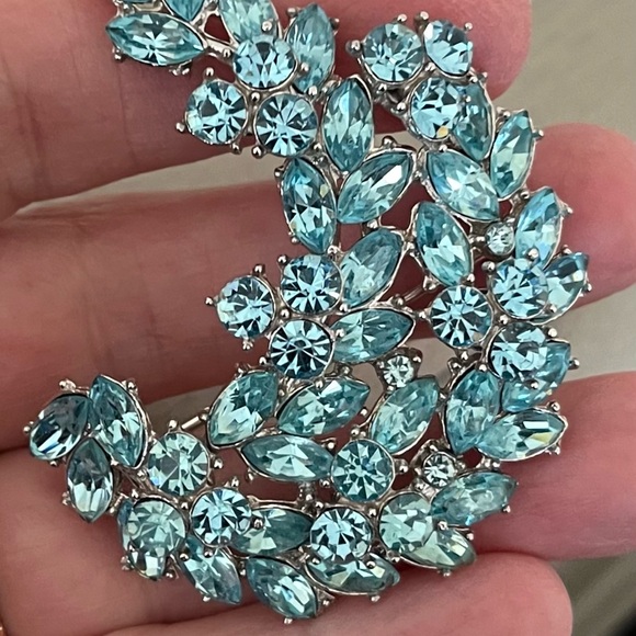 TRIFARI AQUA CRYSTAL RHINESTONE CRESCENT BROOCH VINTAGE STUNNING! - Picture 8 of 10